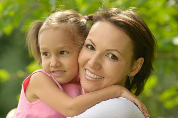 Liten flicka med sin mamma — Stockfoto