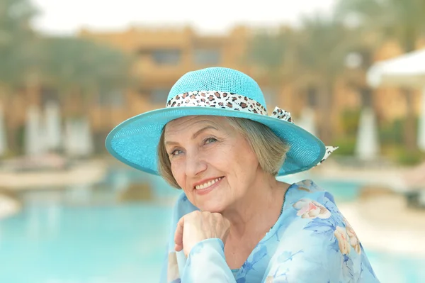 Mujer mayor en vacaciones de resort —  Fotos de Stock
