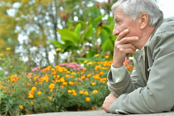 Homme âgé pensant — Photo