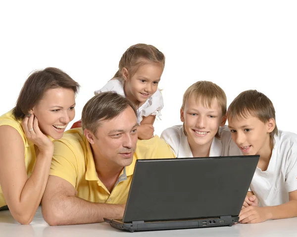 Rodziny z laptopa — Zdjęcie stockowe