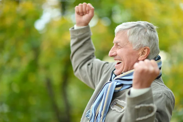 Gelukkig Senior man in park — Stockfoto