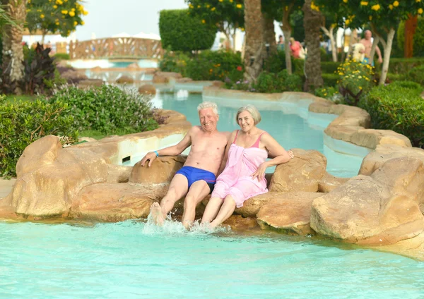 Couple sénior se relaxant à la piscine — Photo