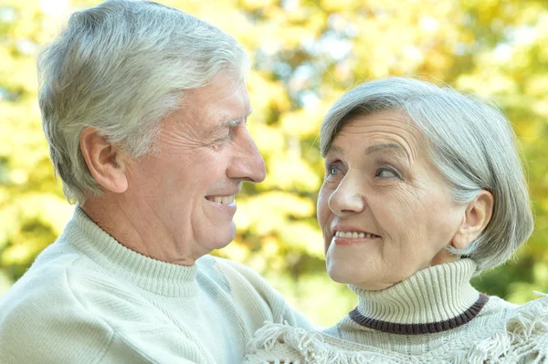 Seniorenpaar im Herbstwald — Stockfoto