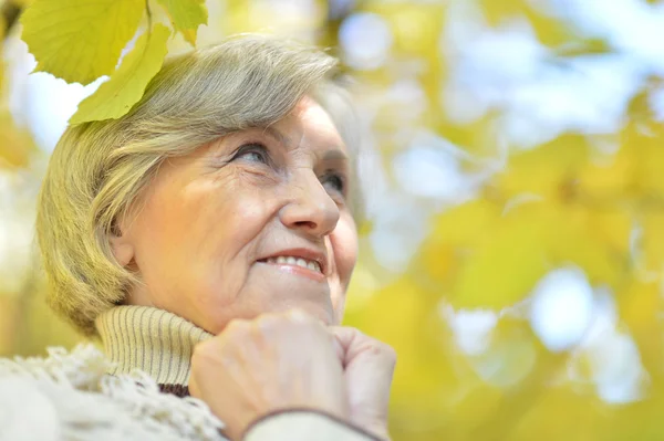 Seniorin im Park — Stockfoto