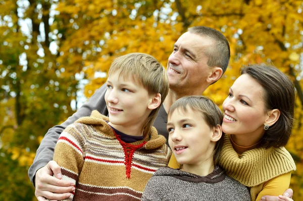 Familie entspannt im Herbstpark — Stockfoto