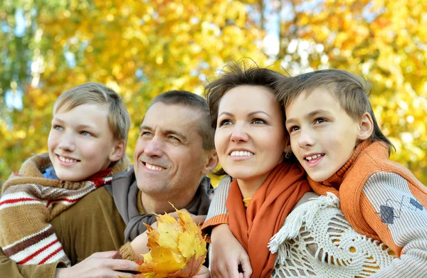 Familj i höstparken — Stockfoto