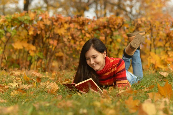 Menina com livro no parque — Fotografia de Stock