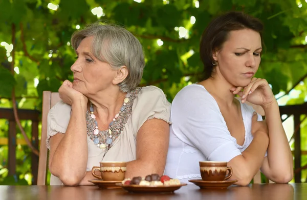 Familjen sitter på verandan — Stockfoto