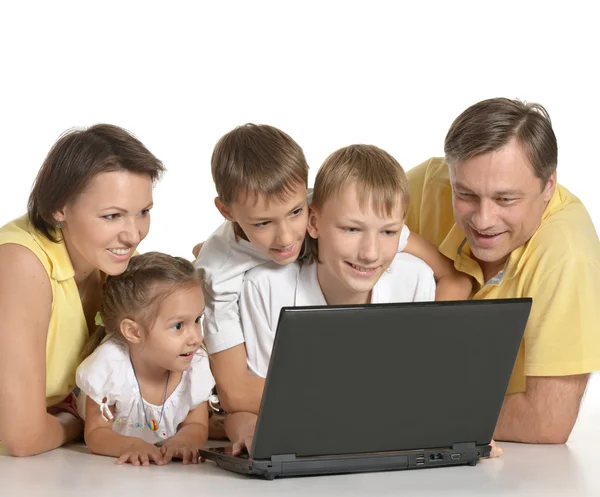 Família com laptop — Fotografia de Stock