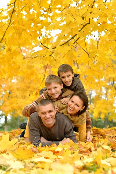 Familia relajante en el parque de otoño — Foto de Stock