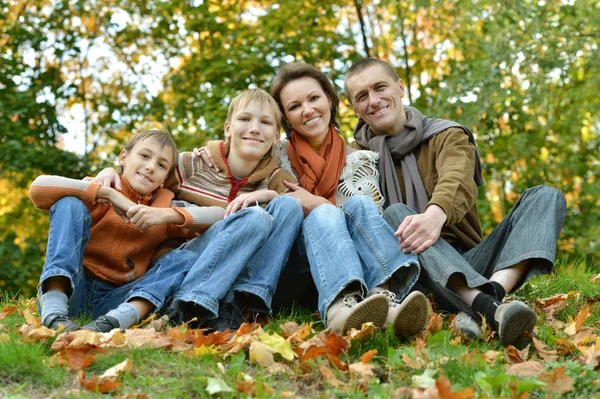 Familj i höstparken — Stockfoto