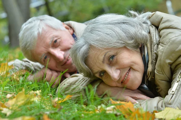 Pareja divirtiéndose en parque — Foto de Stock