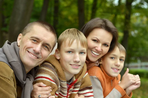 Familie van vier in park — Stockfoto