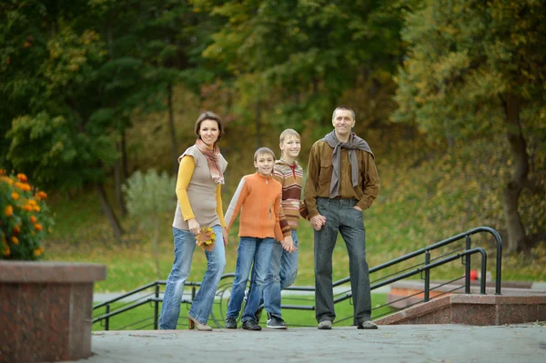 Familj promenader i parken — Stockfoto