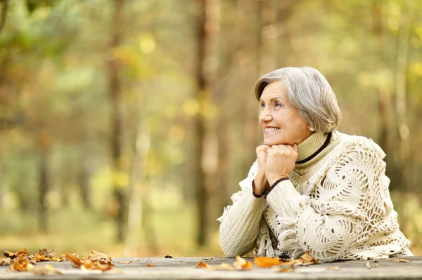 Seniorin geht im Park spazieren — Stockfoto