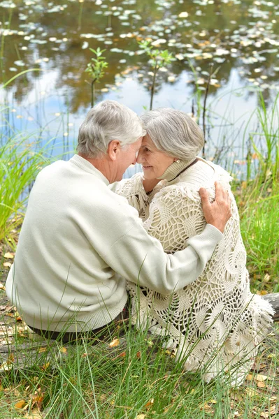 Старша пара біля озера — стокове фото