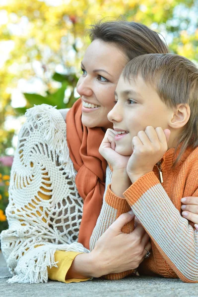 Mãe e filho no parque — Fotografia de Stock