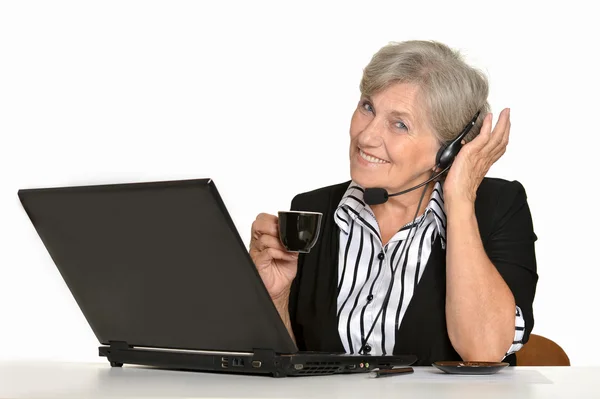 Femme d'affaires senior avec ordinateur portable — Photo