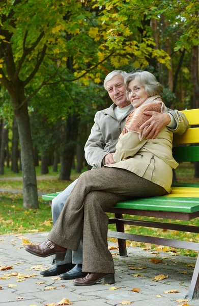 Зрелая пара, сидящая в парке — стоковое фото