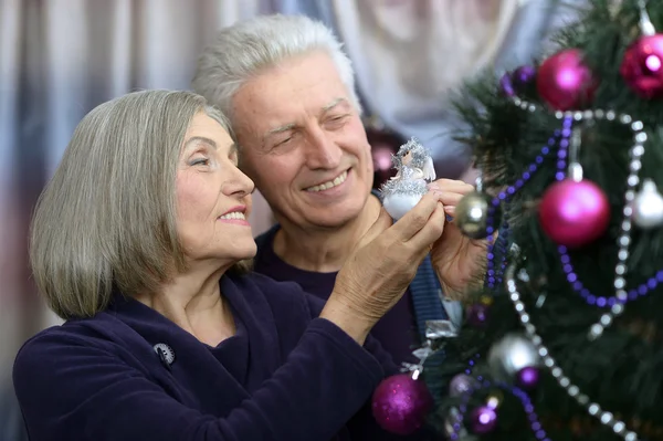 Älteres Ehepaar feiert Neujahr — Stockfoto