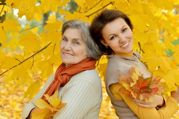 Mère et fille dans le parc — Photo