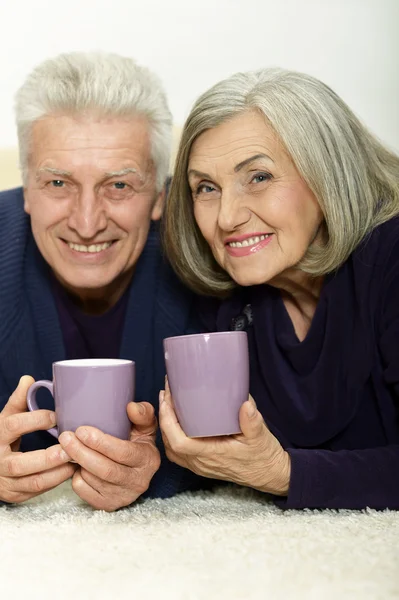 Ouder paar met cups — Stockfoto