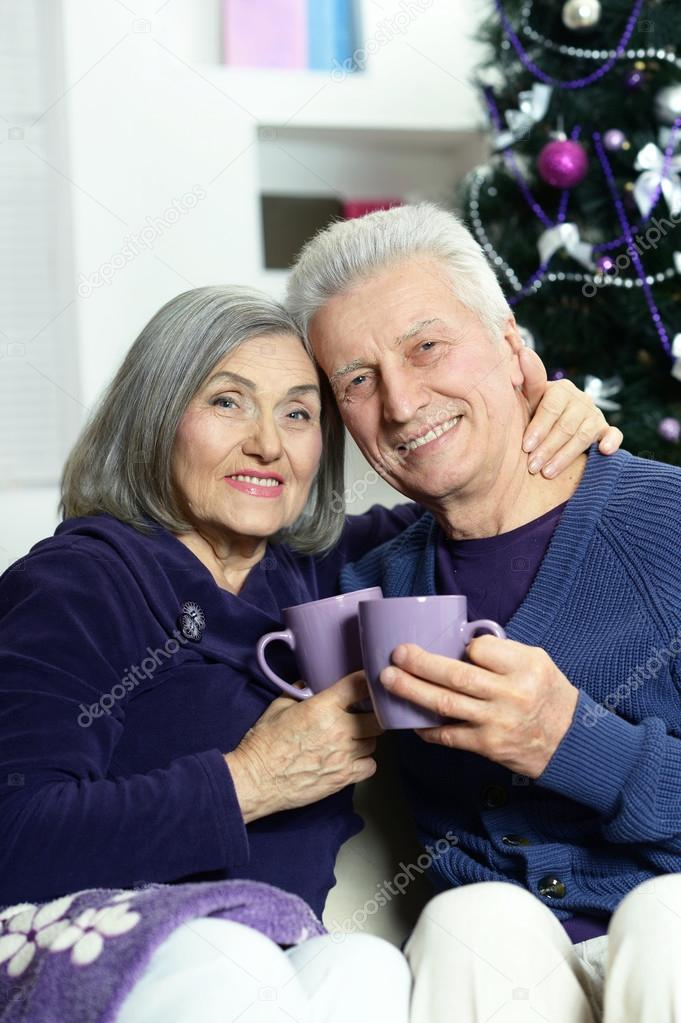 Пожилая Пара Празднует Новый Год Стоковое Фото ©aletia 57888661