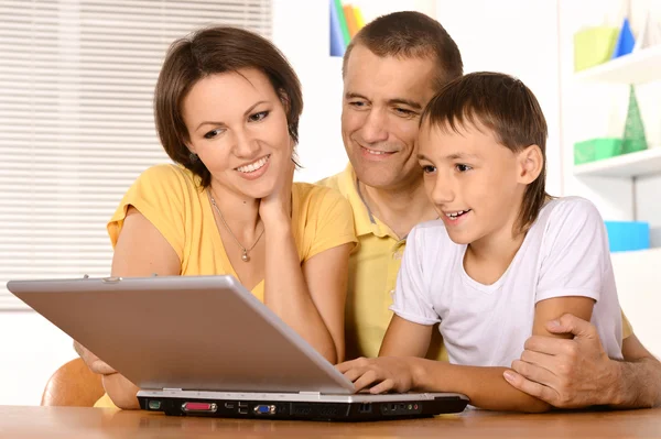 Família estudando juntos — Fotografia de Stock