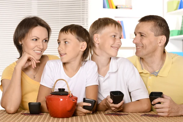 Familie trinkt Tee — Stockfoto