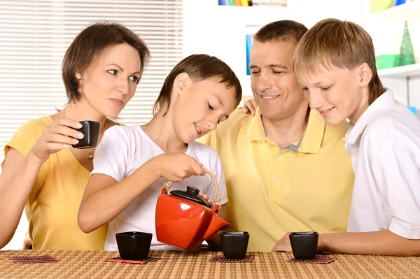 Familia bebiendo té — Foto de Stock