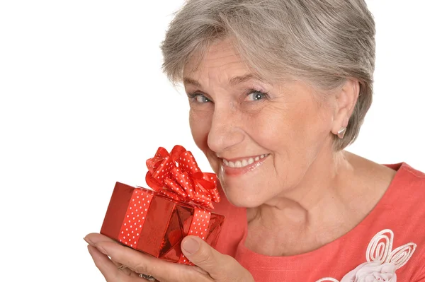 Donna anziana con un regalo — Foto Stock
