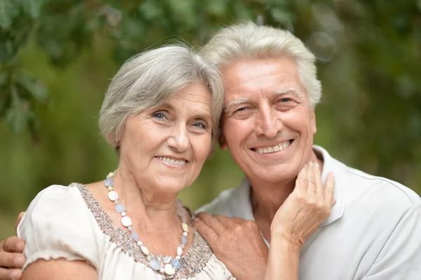 Senior par läser en bok — Stockfoto