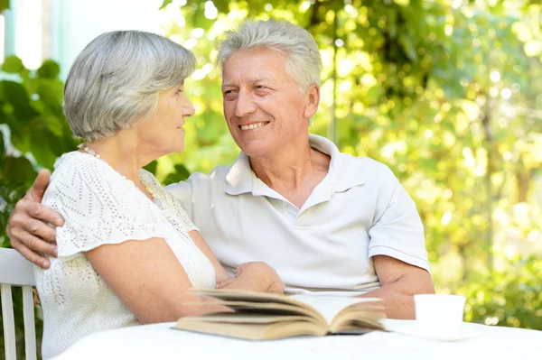 Senior par läser en bok — Stockfoto