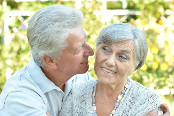 Seniorenpaar im Freien — Stockfoto