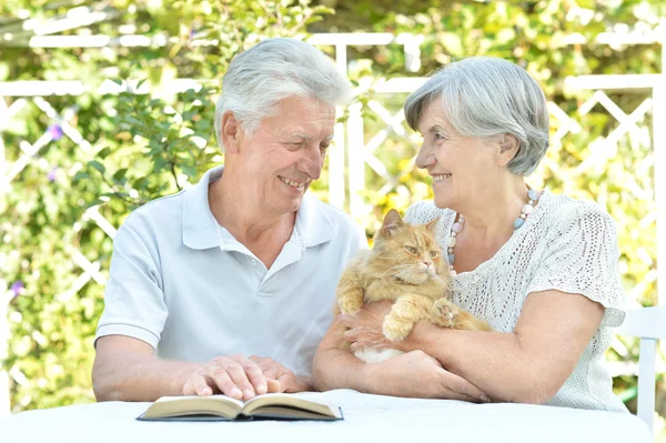 Starszy para z kotem — Zdjęcie stockowe