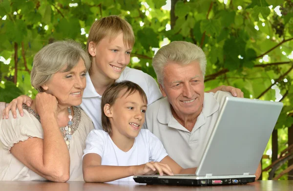 Familie mit Laptop in der Natur — Stockfoto