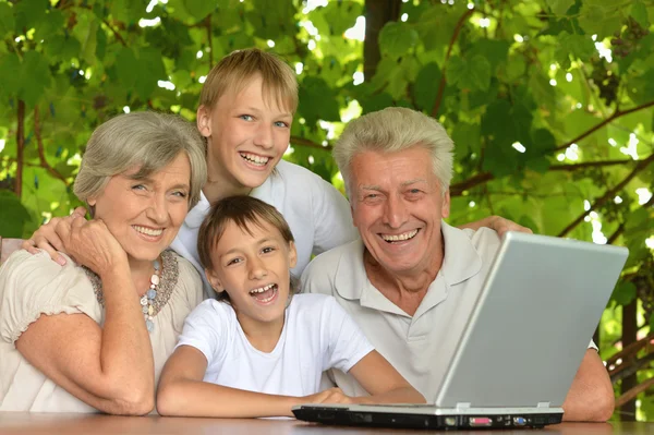 Família com laptop na natureza — Fotografia de Stock