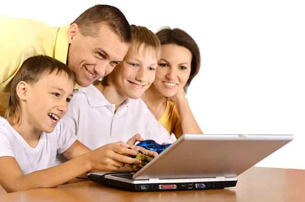 Семья играет на ноутбуке — стоковое фото