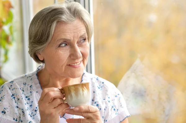 Yaşlı kadın ile çay — Stok fotoğraf