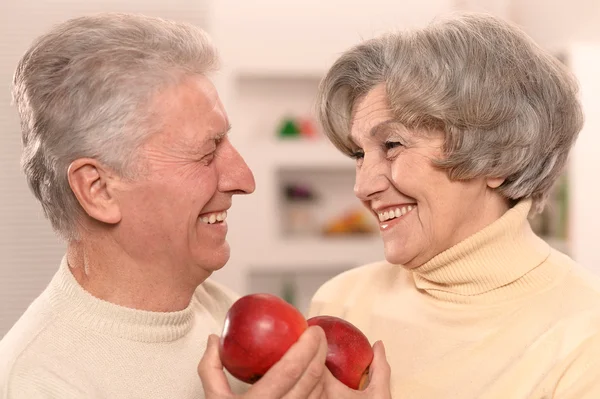 Casal de idosos com maçãs — Fotografia de Stock