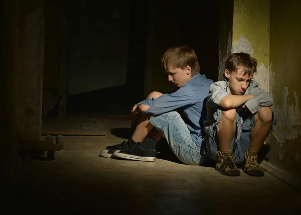 Kleine Jungen in einem dunklen Keller — Stockfoto