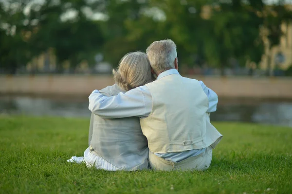 Seniorenpaar im Sommerpark — Stockfoto