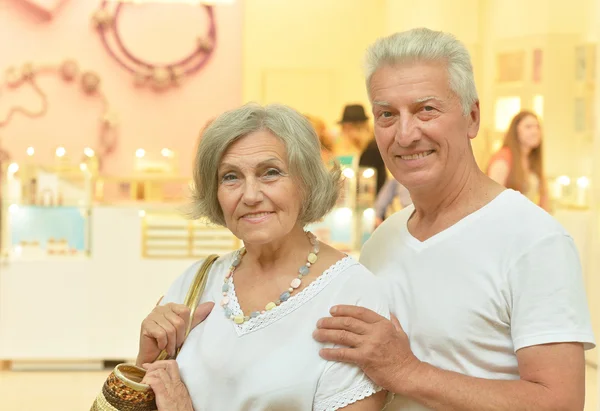 Starší pár na nákupní centrum — Stock fotografie