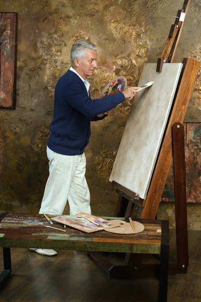 Elderly man painting with easel — Stock Photo, Image