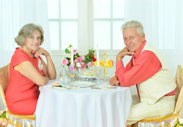 Portret van de bejaarde echtpaar op datum — Stockfoto