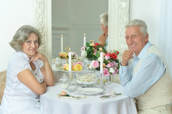 Portret van de bejaarde echtpaar op datum — Stockfoto