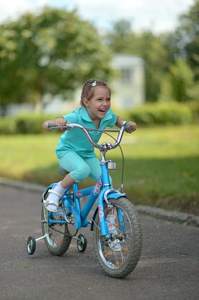 Petite fille avec vélo à l'extérieur — Photo