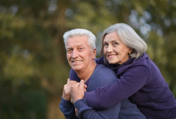 Casal sênior no parque de outono — Fotografia de Stock