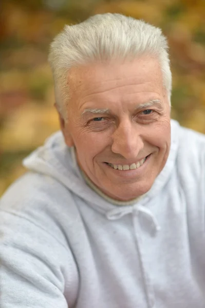 Senior man in the park — Stock Photo, Image