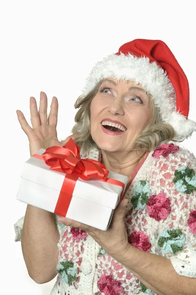 Seniorka trzymająca prezent — Zdjęcie stockowe